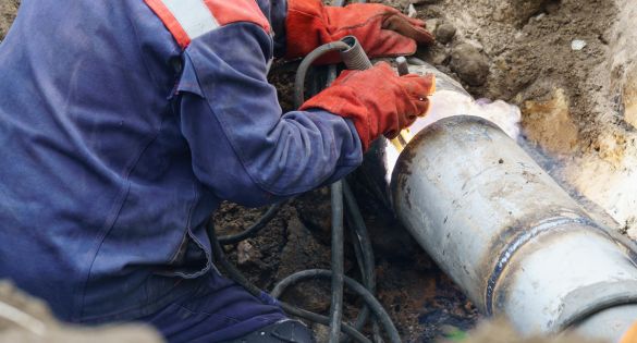 Lombardia Spurghi - Servizio di riparazione tubi riparazione tubature, operatore effettua un'operazione di saldatura al fine di riparare la tubature danneggiata.